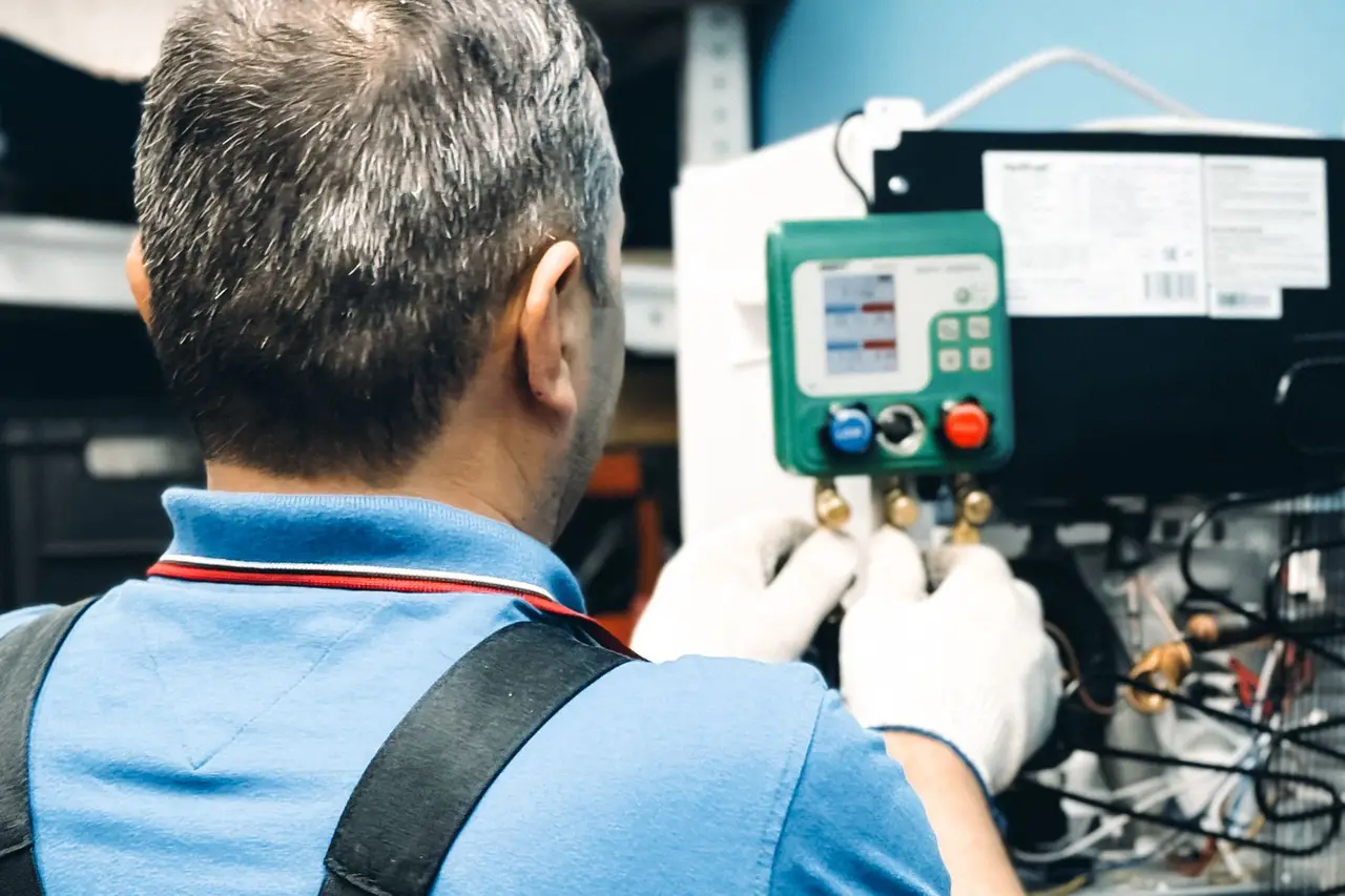 Técnico de mantenimiento revisando un equipo de climatización en una instalación